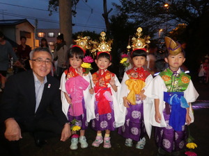 稚児行列の子ども達と