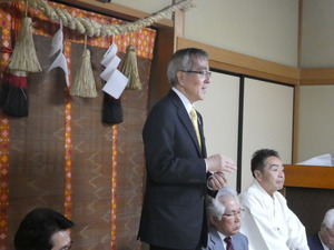 菊花展表彰式で挨拶をする奥塚市長