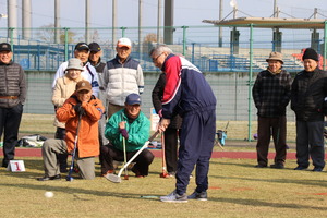 奥塚市長の始球式