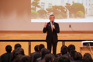 主催者として挨拶する奥塚市長