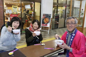 北九州から来た２人とともにもちをいただく奥塚市長