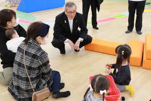 こどもとお話をする奥塚市長