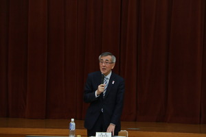 挨拶する奥塚市長2