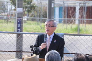 挨拶する奥塚市長