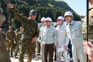 自衛隊第41普通科連隊山田隊長から説明を受ける広瀬知事