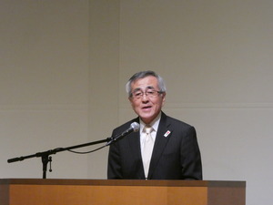 いずみの園創立40周年記念式典で挨拶をする奥塚市長