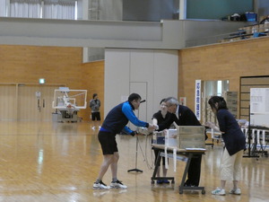 選手と交流する奥塚市長