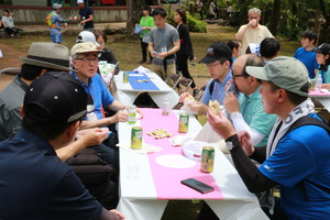 耶馬渓の食を楽しむ奥塚市長とANA関係者のみなさん