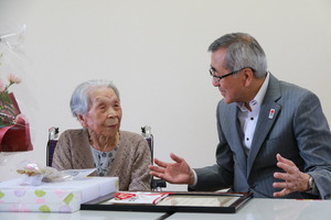 会話を楽しむ井上さんと奥塚市長