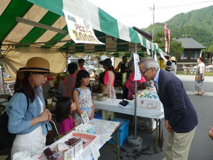 地域の方と交流をする奥塚市長