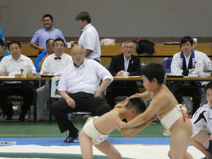 試合を観戦する奥塚市長