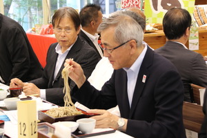 新そばを味わう奥塚市長