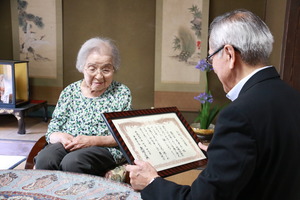 表彰状等を贈る奥塚市長