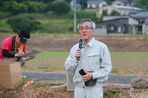 あいさつする奥塚市長