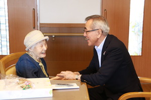 歓談する東納さんと奥塚市長