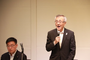 あいさつする奥塚市長