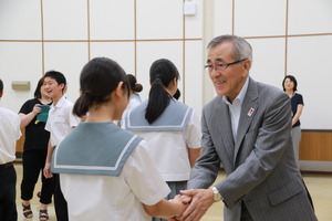 握手で送り出す奥塚市長