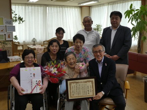 吉原さんご家族と奥塚市長との記念写真