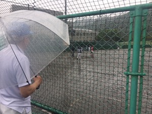 雨の中で行われていた軟式野球競技