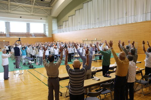 万歳三唱する会員のみなさん