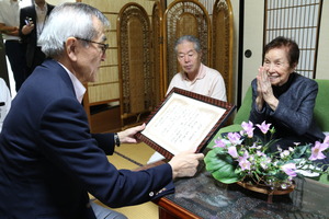 表彰状を手渡す奥塚市長