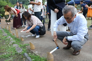 竹灯籠に火を入れる奥塚市長