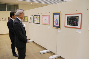 障がい者アート作品展を鑑賞する奥塚市長