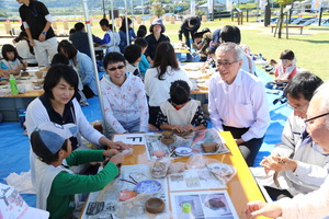 縄文土器づくりの様子