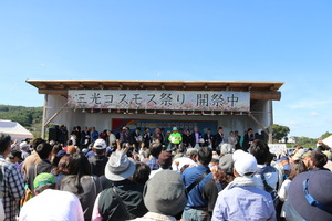 餅まきの様子