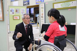 展示会場で歓談