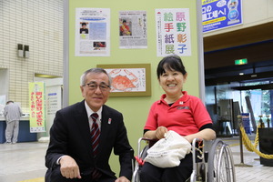 展示会場で記念写真