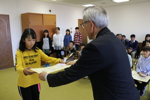 表彰状を手渡す奥塚市長