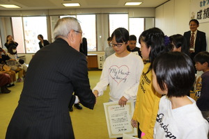 握手で見送る奥塚市長