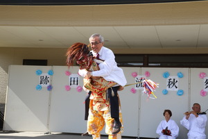 縁起もので鬼に回してもらう奥塚市長