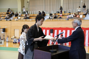 4位の福岡県チームに表彰状を手渡す奥塚市長