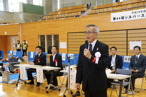 あいさつする奥塚市長