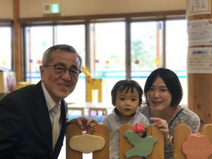 利用者と交流する奥塚市長