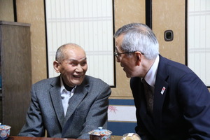 於久さんと歓談する奥塚市長