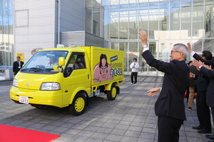 移動販売車の出発を見送る奥塚市長
