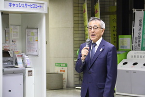 あいさつする奥塚市長