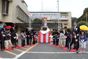 馬溪橋右岸側に設置される記念碑の除幕式