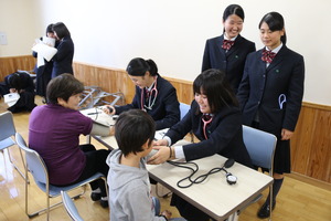 血圧を測定する東九州龍谷高校の生徒たち