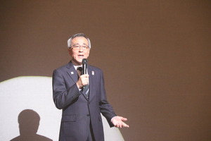 あいさつする奥塚市長