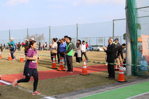 3キロコースの参加者を応援する奥塚市長