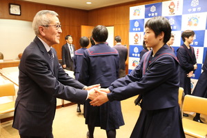 握手で送り出す奥塚市長