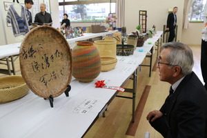 工芸品を鑑賞する奥塚市長