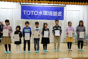 「中津の海の絵コンテスト」で表彰された小学生のみなさん