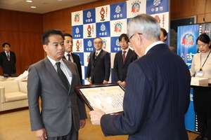 奥塚市長から表彰を受ける中津OBサッカークラブ