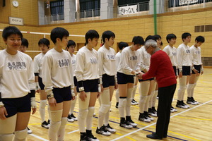 選手一人ひとりと握手する奥塚市長