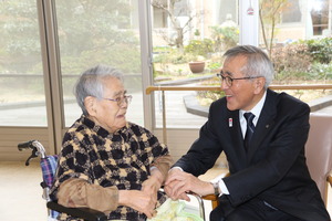 歓談する須藤さんと奥塚市長